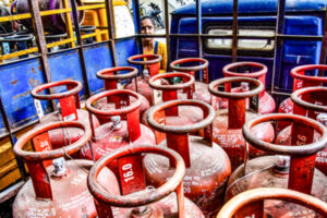 Decline in Bookings : सरकार की जमाखोरी और ब्लैक मार्केटिंग पर कार्रवाई के बीच एलपीजी की बुकिंग में आई गिरावट