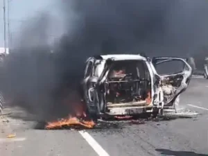 Ninguna víctima : हापुड़ NH-9 उपेड़ा हाईवे पर EcoSport कार में लगी आग, गनीमत रही कोई जनहानि नहीं