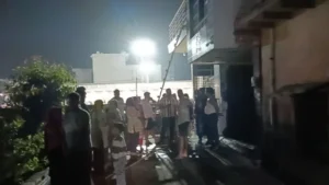 Goods worth lakhs were destroyed in the fire : हापुड़ में एसी के कंप्रेशर में धमाके से घर में लगी आग, लाखों का सामान जला