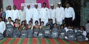 literature distribution distribution : जिल्हा परिषद प्राथमिक शाळा दळवेलमध्ये सेवा सहयोग फौंडेशनकडून शालेय साहित्य संचाचे वाटप
