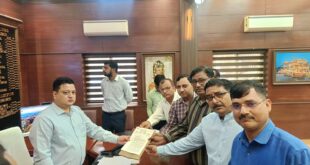 Saumpa gaya gyaapan : शिक्षणेत्तर कर्मचारियों की समस्याओं के समाधान हेतु जिलाधिकारी को सौंपा गया ज्ञापन