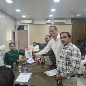 Non-teaching staff : संविदा कर्मियों की सेवा समाप्ति के आदेश के विरोध में शिक्षणेत्तर कर्मचारियों का प्रदर्शन