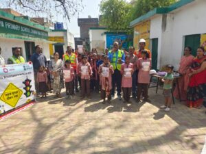 Organising the campaign : शासकीय विद्यालयों में राष्ट्रीय सड़क सुरक्षा जीवन रक्षा जन-जागरूकता अभियान का आयोजन