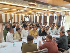 Organizing a resolution day : हापुड़ जिले में जिलाधिकारी के निर्देशन में संपूर्ण समाधान दिवस का आयोजन