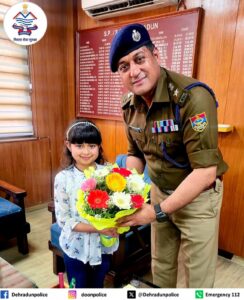 A little girl : नन्ही मुस्कान और खाकी का सम्मान: जब देहरादून की एक छोटी बच्ची ने एसएसपी से मिलकर जताया पुलिस के प्रति आभार