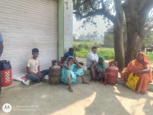 Massive public outrage : असोथर गैस एजेंसी पर हाहाकार: भूखे-प्यासे उपभोक्ता घंटों लाइन में खड़े, रसोई ठंडी, जनता में भारी आक्रोश
