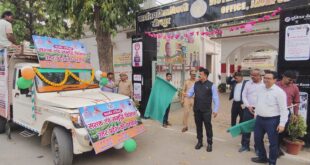 By showing the green flag : जिलाधिकारी ने फार्मर रजिस्ट्री वाहन को हरी झंडी दिखाकर किसानों को योजना से जोड़ा