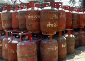 The public is facing difficulties : गैस सिलेंडर बुक करना हो रहा मुश्किल जनता हो रही परेशान ?