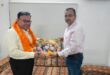 Exchange : जनपद फ़तेहपुर में वरिष्ठ अधिकारी डॉ. राजीव नयन गिरि के जन्मदिन पर शुभकामनाओं का आदान-प्रदान