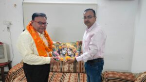 Exchange : जनपद फ़तेहपुर में वरिष्ठ अधिकारी डॉ. राजीव नयन गिरि के जन्मदिन पर शुभकामनाओं का आदान-प्रदान