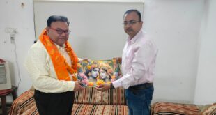 Exchange : जनपद फ़तेहपुर में वरिष्ठ अधिकारी डॉ. राजीव नयन गिरि के जन्मदिन पर शुभकामनाओं का आदान-प्रदान