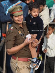 Holding the baby in his arms : ख़ाकी की सख़्ती और मातृत्व का अद्भुत संगम, महिला पुलिसकर्मी बच्चे को गोद में थामे