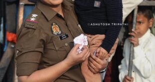 Holding the baby in his arms : ख़ाकी की सख़्ती और मातृत्व का अद्भुत संगम, महिला पुलिसकर्मी बच्चे को गोद में थामे