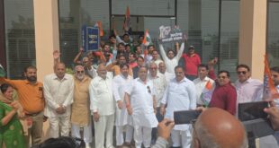 Demonstration at Vikas Bhawan : कांग्रेस ने मनरेगा भुगतान, मानदेय मुद्दों पर विकास भवन में प्रदर्शन, सौंपा ज्ञापन