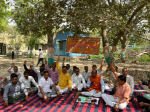 Issued a warning : गौतम बुद्ध नगर शिक्षणेत्तर कर्मचारियों ने आउटसोर्सिंग समाप्ति व भ्रष्टाचार के खिलाफ धरना, चेतावनी दी