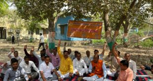 Issued a warning : गौतम बुद्ध नगर शिक्षणेत्तर कर्मचारियों ने आउटसोर्सिंग समाप्ति व भ्रष्टाचार के खिलाफ धरना, चेतावनी दी