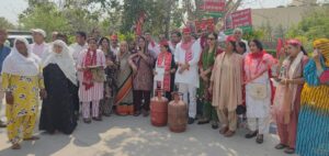 Samajwadi Party :  ने हापुड़ में महंगाई और गैस संकट के खिलाफ कलेक्ट्रेट पर प्रदर्शन किया