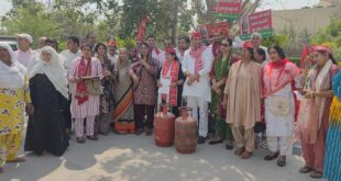 Samajwadi Party :  ने हापुड़ में महंगाई और गैस संकट के खिलाफ कलेक्ट्रेट पर प्रदर्शन किया