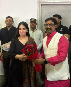 Grand Welcome at the Airport : बाबतपुर वाराणसी: कथावाचक जया किशोरी का काशी आगमन, एयरपोर्ट पर भव्य स्वागत