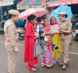 Women's Police Station : हापुड़ में मिशन शक्ति द्वितीय चरण: महिला थाना प्रभारी अरुणा राय ने महिलाओं और छात्राओं को किया जागरूक