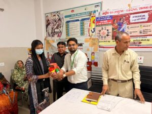 Nutrition Kits Distributed : हापुड़ में टीबी मुक्त भारत अभियान: संस्था “संदेश” ने 150 मरीजों को पोषण पोटली वितरित की