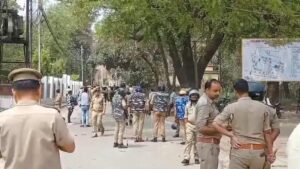 Tension on the campus : वाराणसी में कॉलेज हॉस्टल में फायरिंग: छात्र की दर्दनाक मौत, परिसर में तनाव