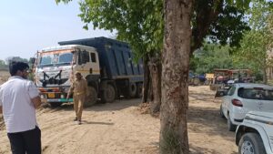 Increased Threat : खागा में ओवरलोड मोरम ट्रकों पर कार्रवाई: खनन अधिकारी ने पांच ट्रकों का किया ई-चालान, सड़कों पर बढ़ा खतरा