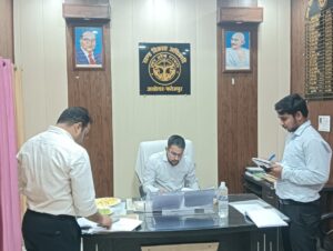 Class is in session : सीडीओ के औचक निरीक्षण से असोथर ब्लॉक में मचा हड़कंप, लापरवाह अधिकारियों की लगी क्लास