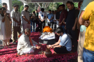 Funeral Rites : 13 साल की पीड़ा से मुक्ति: हरीश राणा को नम आंखों से दी गई अंतिम विदाई, ग्रीन पार्क में हुआ अंतिम संस्कार