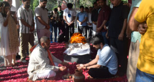 Funeral Rites : 13 साल की पीड़ा से मुक्ति: हरीश राणा को नम आंखों से दी गई अंतिम विदाई, ग्रीन पार्क में हुआ अंतिम संस्कार