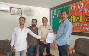 Al Ministro Principal : फतेहपुर में राष्ट्रीय स्वास्थ्य मिशन संविदा कर्मचारियों का ज्ञापन विधायक विकास गुप्ता द्वारा मुख्यमंत्री को