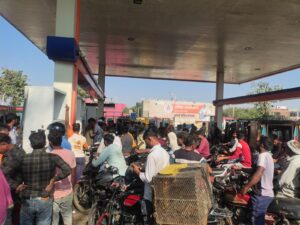 To exercise restraint : बालिहावा देह मोड़ पेट्रोल पंप पर अफवाह से मची अफरा-तफरी, प्रशासन ने लोगों से संयम बरतने की अपील