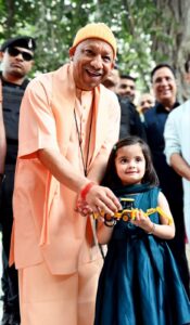 The atmosphere turned emotional : गोरखनाथ मंदिर में नन्ही यशस्विनी ने सीएम योगी को भेंट किया बुलडोजर का खिलौना, भावुक हुआ माहौल