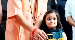 The atmosphere turned emotional : गोरखनाथ मंदिर में नन्ही यशस्विनी ने सीएम योगी को भेंट किया बुलडोजर का खिलौना, भावुक हुआ माहौल