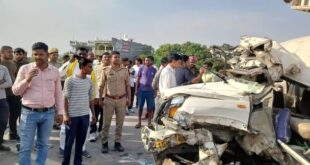 Several injured : कौशांबी में भीषण सड़क हादसा: श्रद्धालुओं से भरी गाड़ी ट्राला से टकराई, आठ की मौत, कई घायल