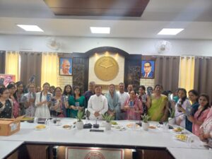 Big step : हापुड़ में आंगनबाड़ी कार्यकत्रियों व सहायिकाओं को नियुक्ति पत्र और स्मार्ट फोन वितरण, सशक्तिकरण की दिशा में बड़ा कदम