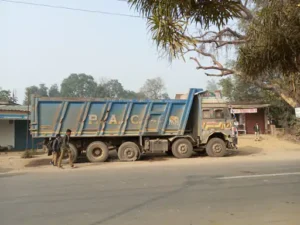 Devastated : बांदा और फतेहपुर में अवैध खनन और ओवरलोड वाहनों का कहर: करोड़ों की लागत से बनी सड़कें हो रही ध्वस्त