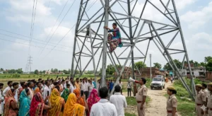 Safely landed : जौनपुर: प्रेमी से शादी की जिद में युवती हाईटेंशन पोल पर चढ़ी, पुलिस ने समझाकर सुरक्षित उतारा