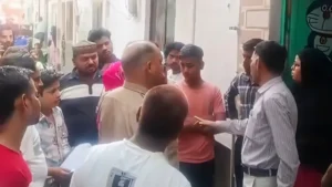 Uproar at School : हापुड़: फीस विवाद पर पहली कक्षा छात्र की पिटाई, स्कूल में हंगामा, जांच शुरू