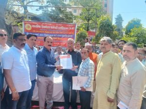 Extending the tenure : शशिकांत शर्मा ने आउटसोर्सिंग कर्मचारियों के वेतन, कार्यकाल बढ़ाने हेतु धरना प्रदर्शन किया