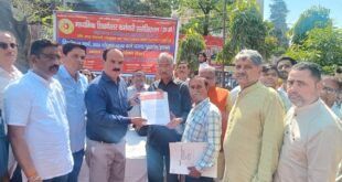 Extending the tenure : शशिकांत शर्मा ने आउटसोर्सिंग कर्मचारियों के वेतन, कार्यकाल बढ़ाने हेतु धरना प्रदर्शन किया