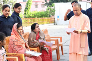Chief Minister Yogi : जरूरतमंद को आवास और बीमार के इलाज की होगी व्यवस्था : मुख्यमंत्री योगी