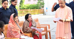 Chief Minister Yogi : जरूरतमंद को आवास और बीमार के इलाज की होगी व्यवस्था : मुख्यमंत्री योगी