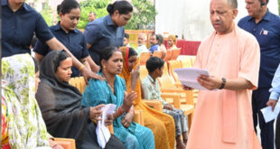 People's Problems : सीएम योगी ने 'जनता दर्शन' में सुनी 200 लोगों की समस्याएं, बोले त्वरित समाधान कराएं अधिकारी