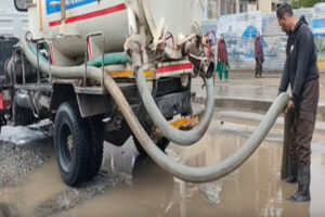 The trouble persisted : जम्मू-कश्मीरः बारामूला में बारिश के कारण हाईवे पर भरा पानी, लोगों को हो रही परेशानी