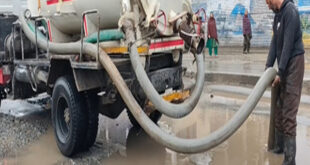 The trouble persisted : जम्मू-कश्मीरः बारामूला में बारिश के कारण हाईवे पर भरा पानी, लोगों को हो रही परेशानी