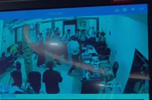 Threat by strangulation : स्कूल से लौटते छात्र पर हमला, गला दबाकर धमकी; सोशल मीडिया पर भ्रामक खबरों का प्रसार