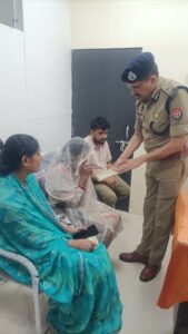 Boosted Morale : गोंडा में ड्यूटी के दौरान आरक्षी हादसे का शिकार, DGP ने तत्काल सहायता देकर बढ़ाया हौसला