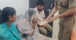 Boosted Morale : गोंडा में ड्यूटी के दौरान आरक्षी हादसे का शिकार, DGP ने तत्काल सहायता देकर बढ़ाया हौसला