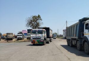 Passersby's Lives in Danger : केजेएस सीमेंट प्लांट मुख्य मार्ग पर ओवरलोड वाहनों से जाम, राहगीरों की जान खतरे में